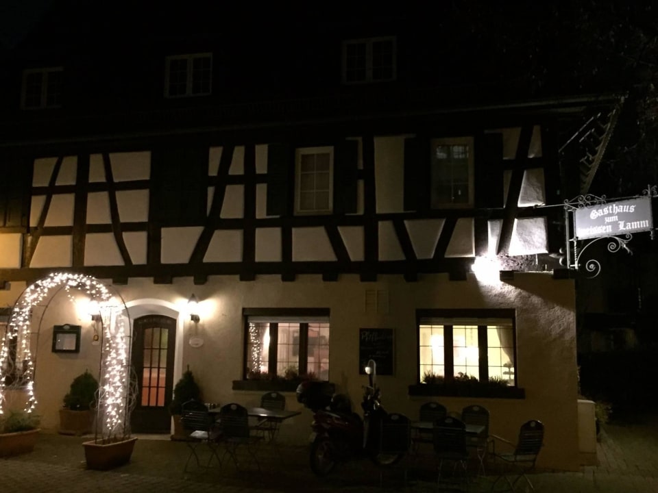 Aussenansicht am Abend Hotel Zum weissen Lamm