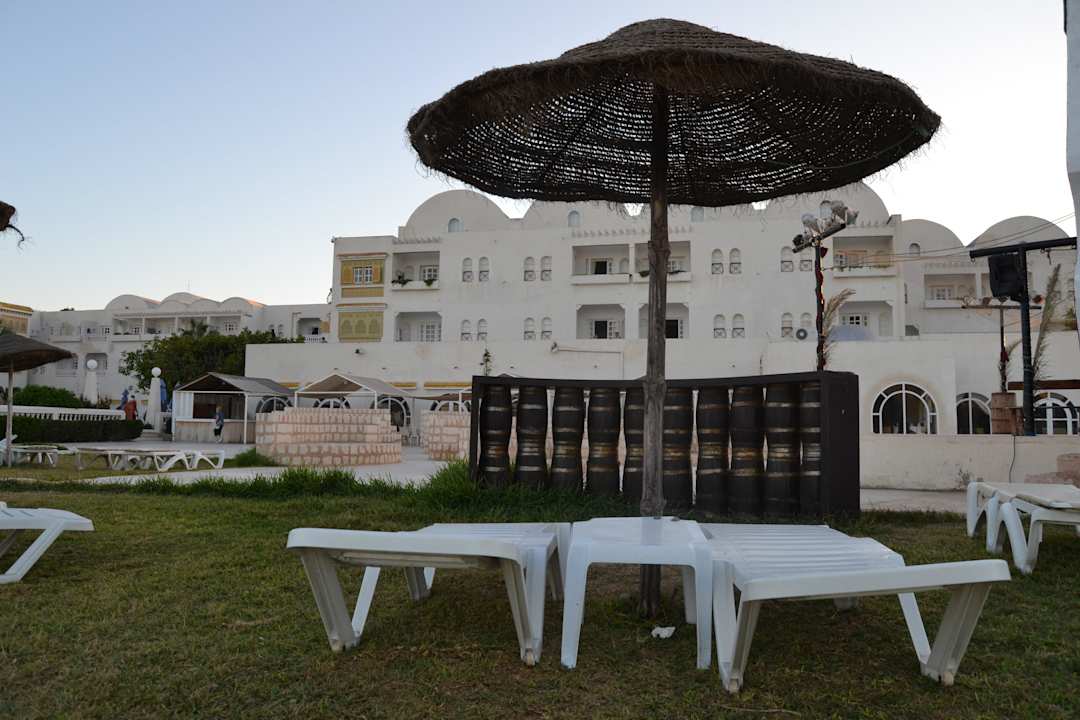 Lezaki i parasol ,ktore dla wielu byby marzeniem Alassio Hotel and Thalasso