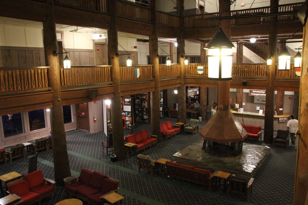 Lobby mit Kamin Many Glacier Hotel