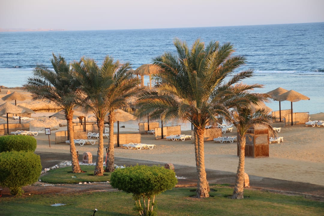 Blick vom Zimmer auf den Strand Radisson Blu Resort, El Quseir