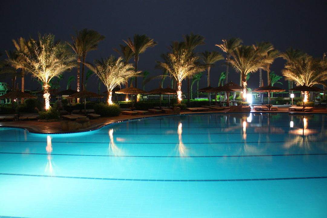 Basen wieczorem Sea Beach Aqua Park Resort Managed by Blue Resorts
