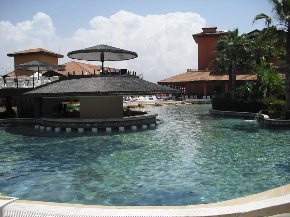 Poolbar, rechts im Hintergrund das Hauptrestaurant Club Grand Aqua