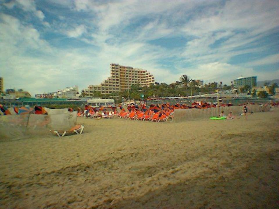Blick über Strand zum Hotel. Corallium Dunamar by Lopesan Hotels