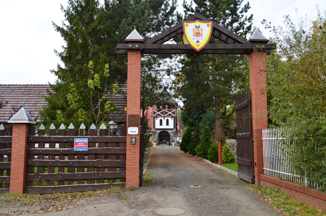 Brama wjazdowa Tematyczny Ośrodek Sportowo-Rekreacyjny Dwór Zawiszy