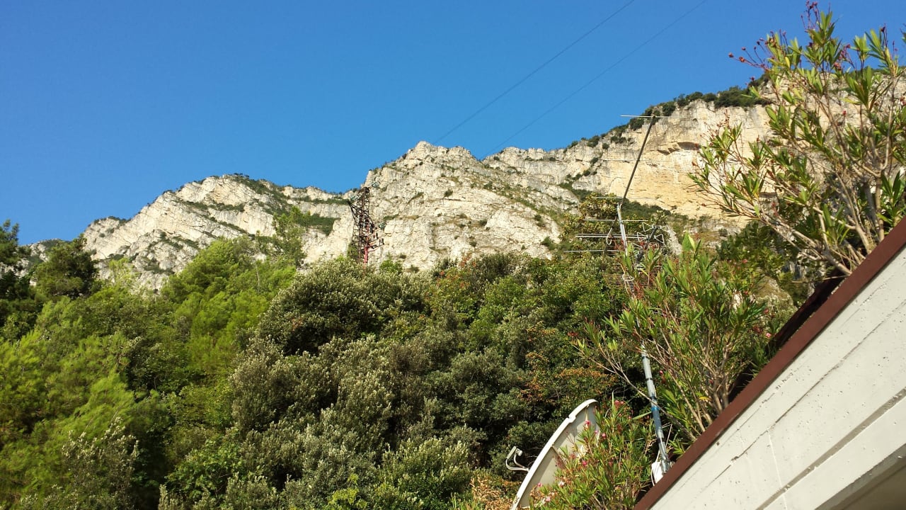 Berg im Hintergrund Surf Hotel Pier