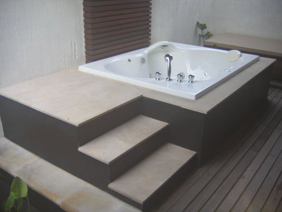 Jacuzzi in der Spa-Villa Bhundhari Koh Samui