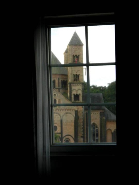 Blick zur Abtei im Schrankspiegel Seehotel Maria Laach