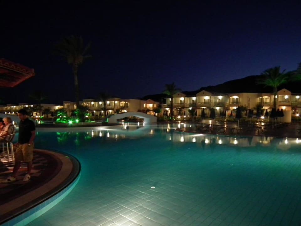 Basen nocą Lindos Princess Beach Resort & Spa