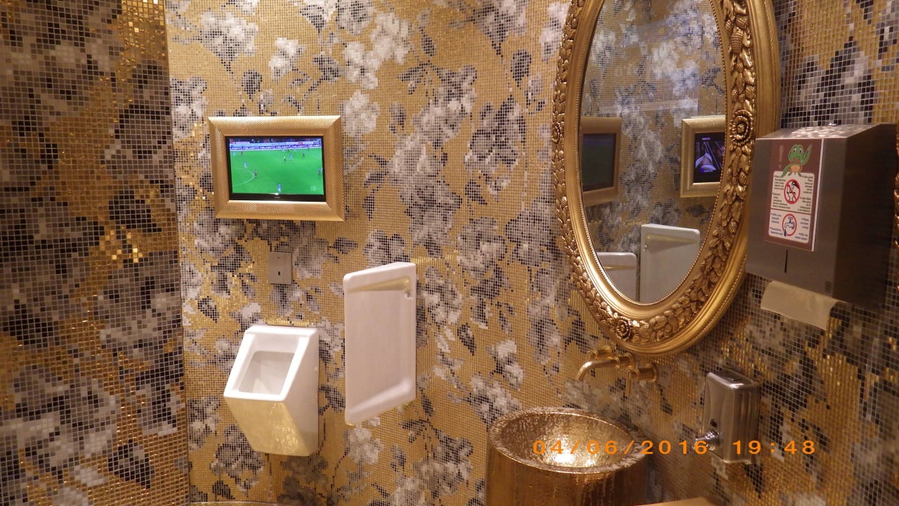 Toiletten im Lobbybereich Azura Deluxe Resort & Spa Hotel