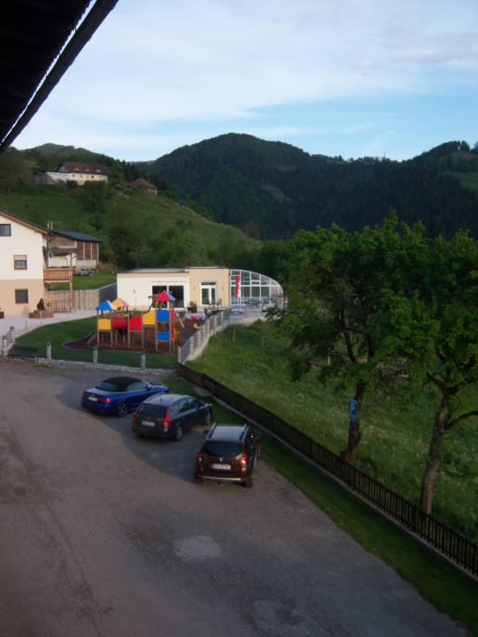Spielplatz mit Pool im Hintergrund Panoramadorf Saualpe