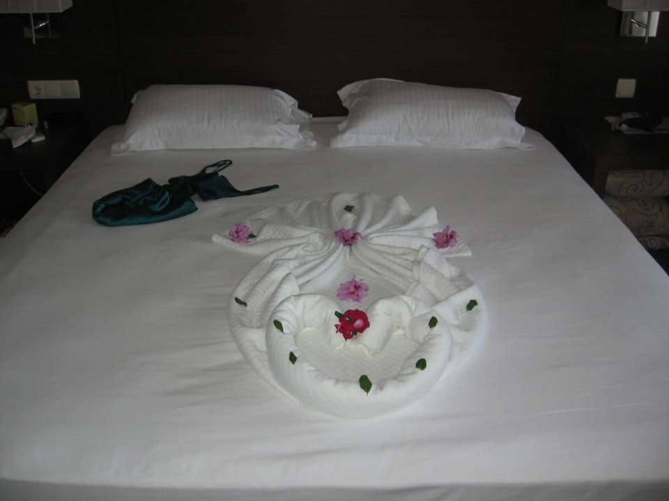 Hübsch dekoriertes Bett Roma Beach Resort & Spa 16+ Adult Only
