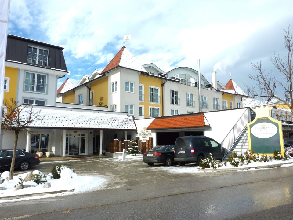 Sicht von der Straße/Zufahrt Hotel Panorama Royal