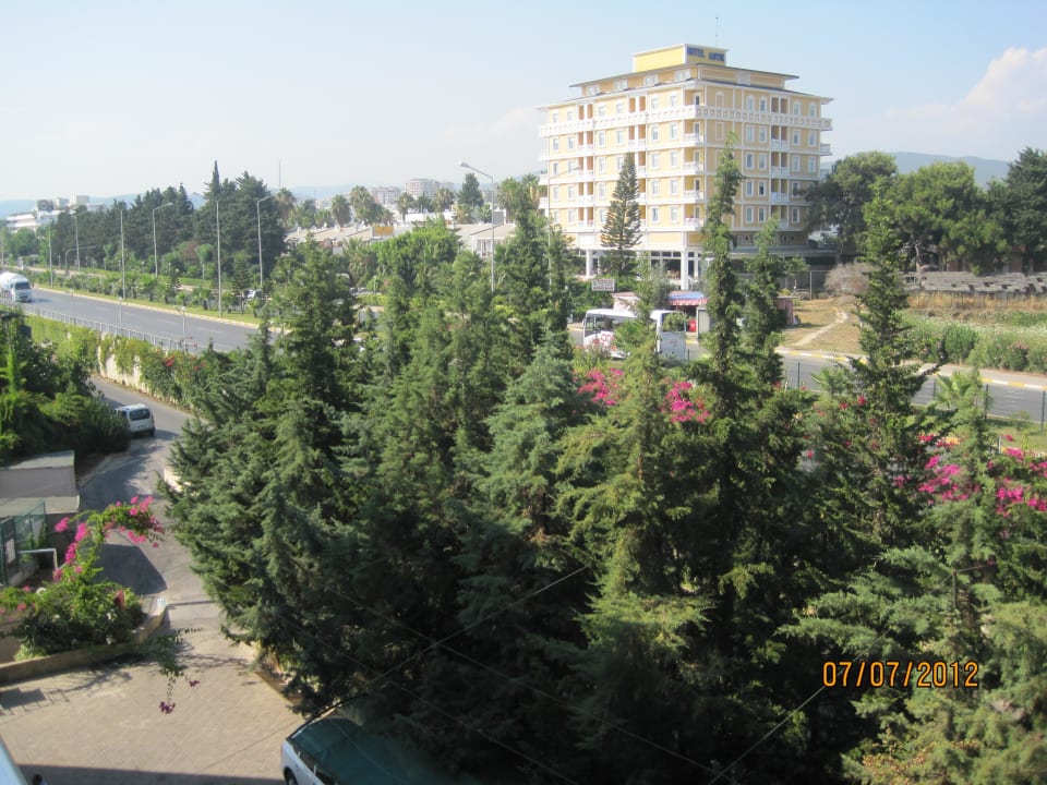 Schnellstrasse vor dem Zimmer Aska Hotel Just in Beach