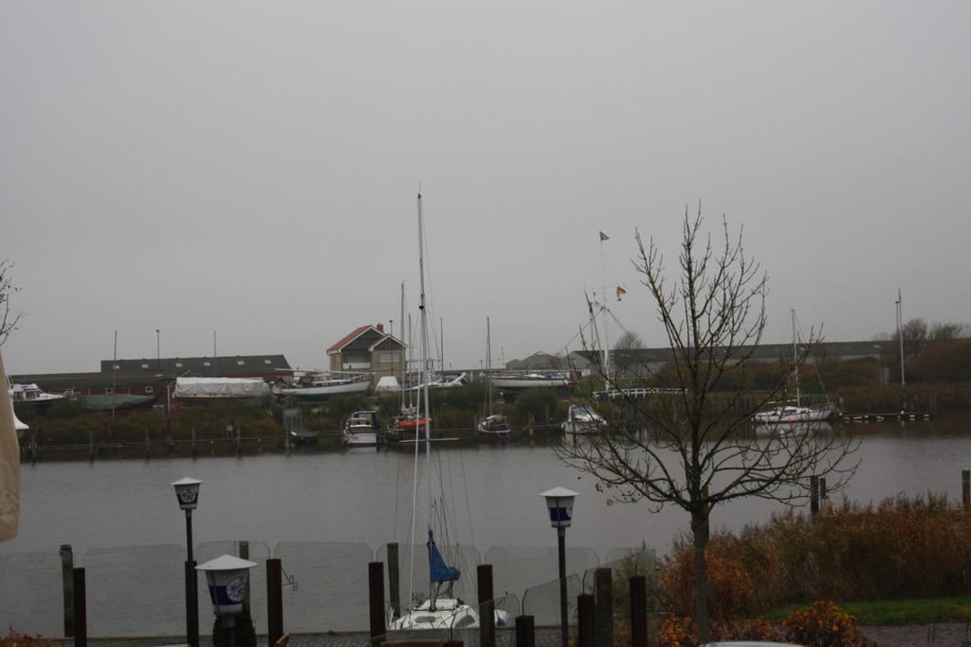 Yachthafen im Herbst Hotel Harlesiel