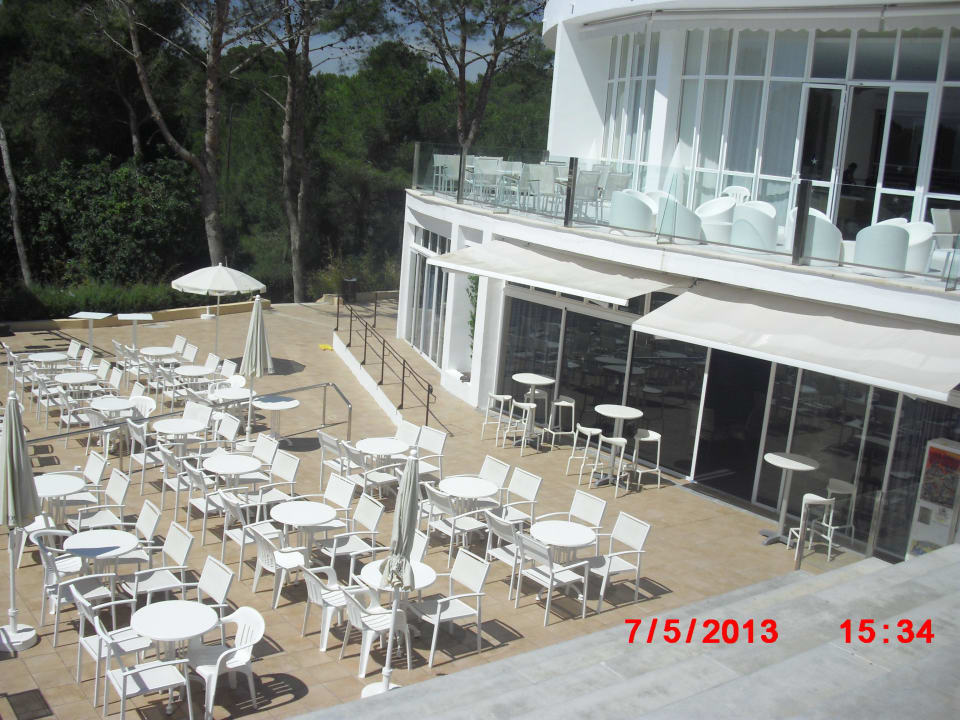 Blick auf die Terrasse Iberostar Waves Club Cala Barca