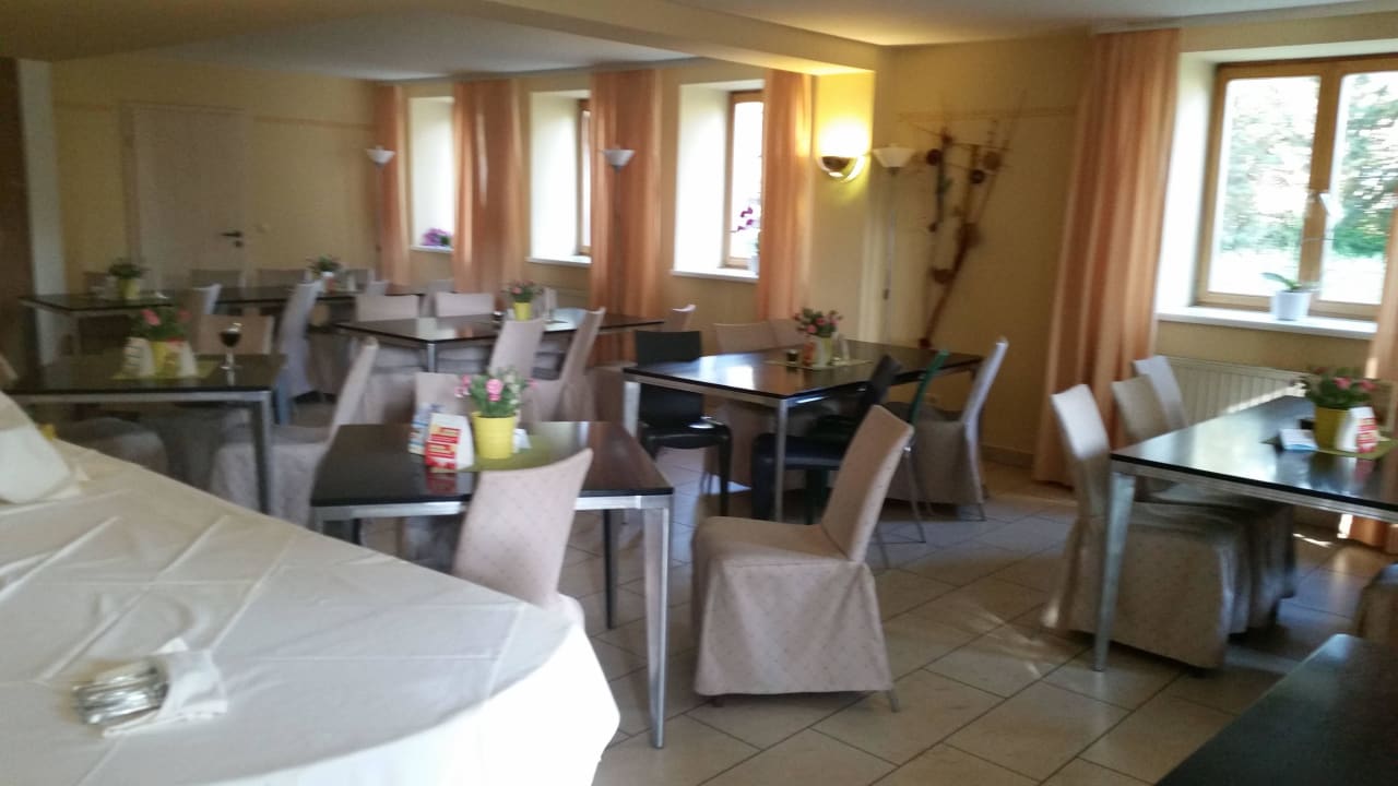 Mittagsessen und Kuchen auch Aufenhaltsraum Erzgebirgshotel Freiberger Höhe