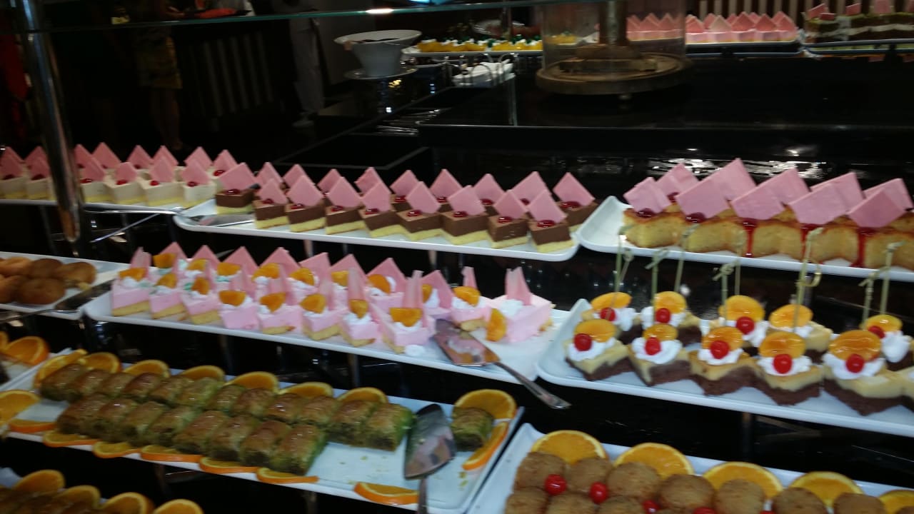 Leckere Kuchentheke  Hotel Botanik Platinum