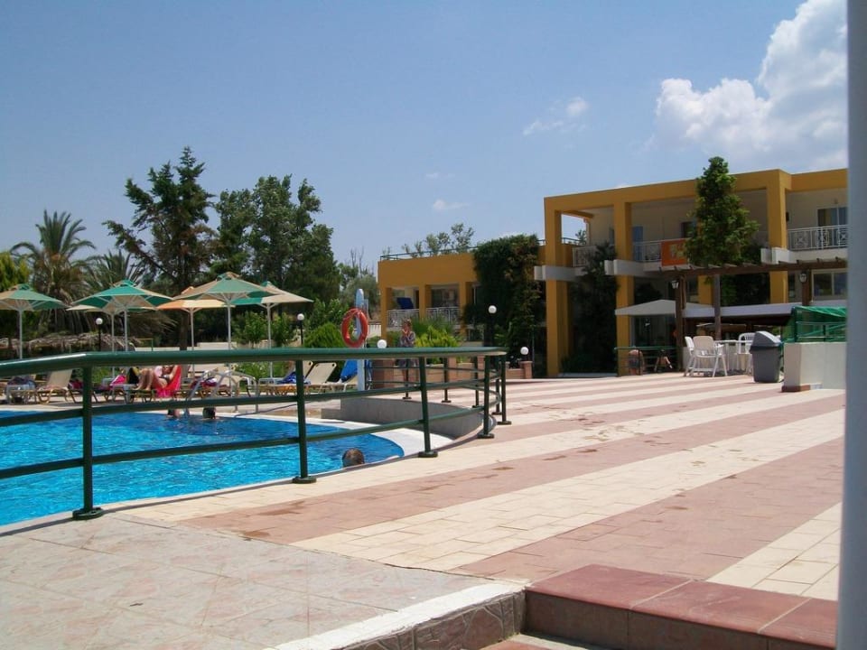 Pool vor dem Hotel HARPIN Georgioupolis Resort Aquapark & SPA