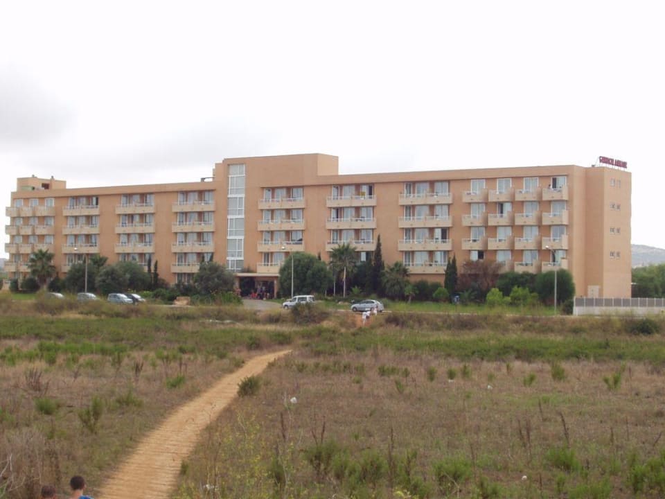 Trampelpfad mit sicht auf Hotel vom Strand aus Garbí Cala Millor