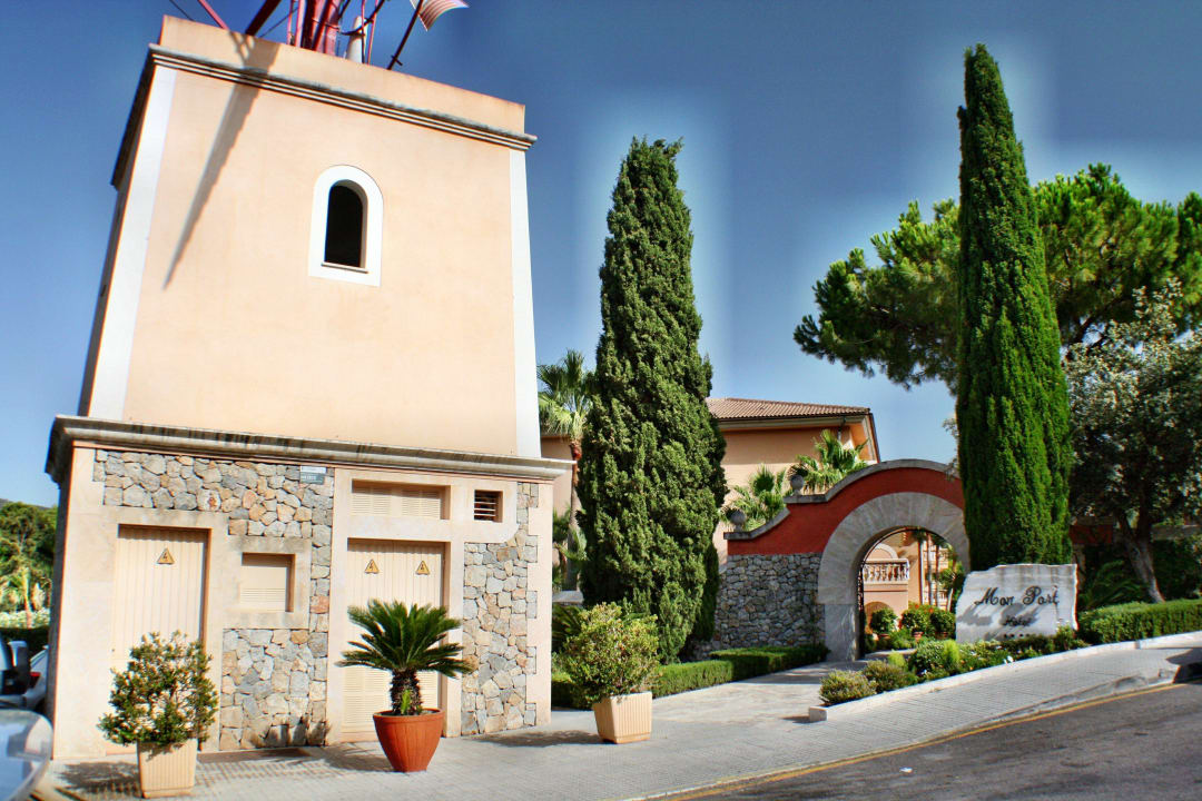 Eingang zum Hotel-Grundstück Mon Port Hotel & Spa