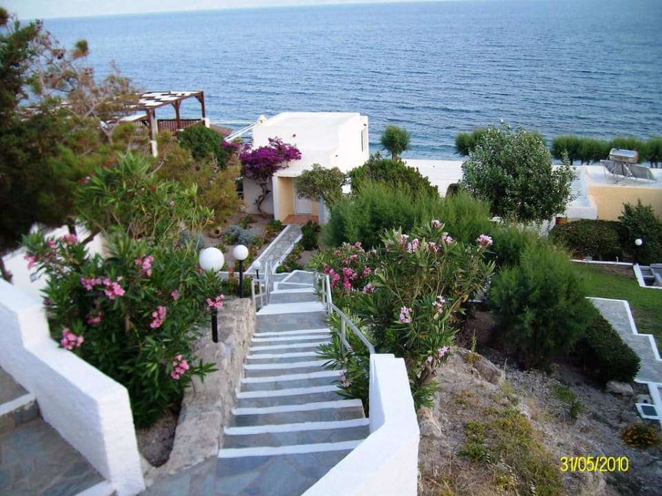 Eine der vielen Treppen im Garten Dimitra Beach Hotel & Suites