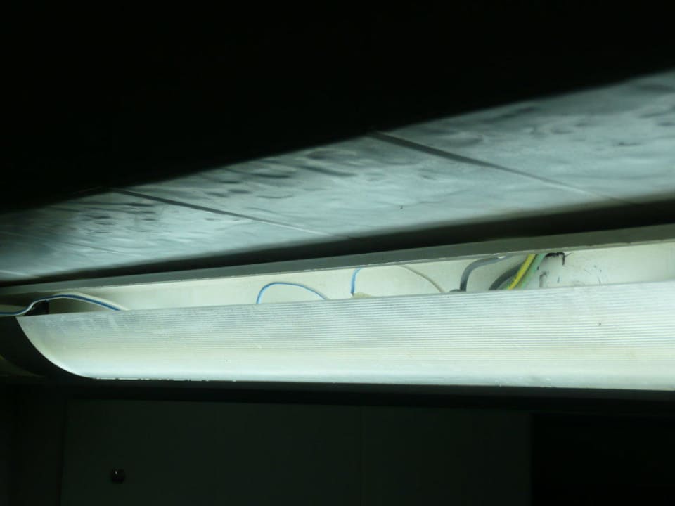 Lampe im Bad von Zimmer 122 Club Hotel Dolphin