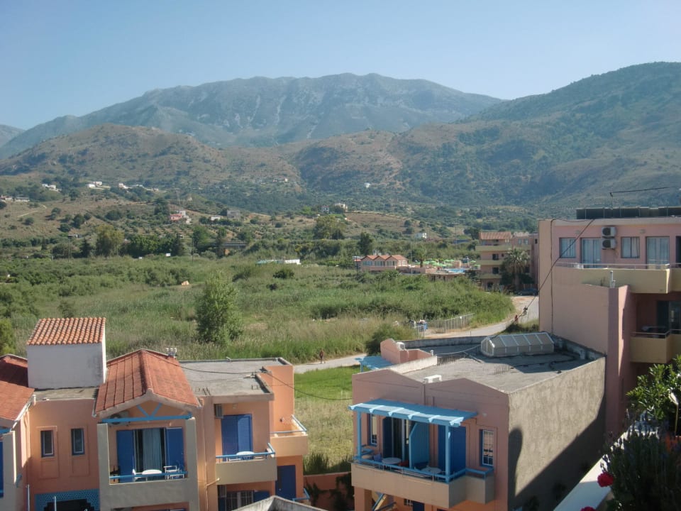 Blick von der Dachterrasse zum Ort & die Berge Hotel Corissia Princess