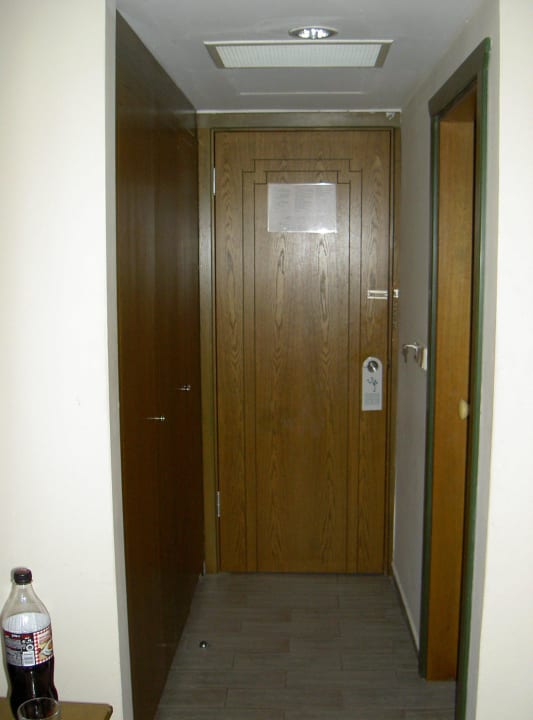 Zimmereingang-links Schrank - rechts Badezimmer Side Bay Hotel