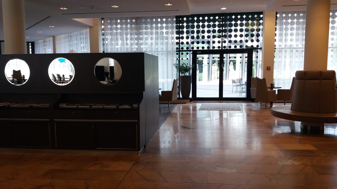 Verschiedene Bereiche der Lobby mit Sitzgelegenheiten ARCOTEL Onyx Hamburg
