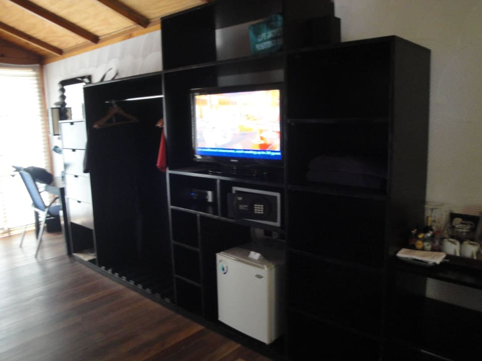 Kleiderschrank und TV Bungi 630 Meeru Maldives Resort Island