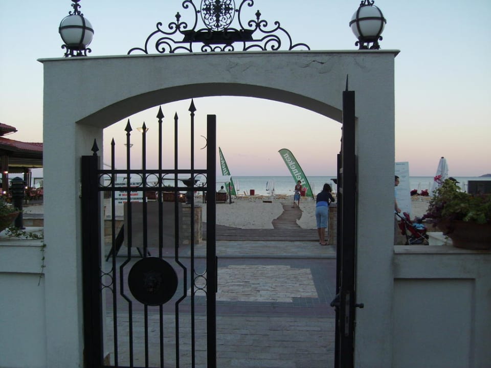 Blick auf den Hotelstrand durch das Pooltor Helena Sands
