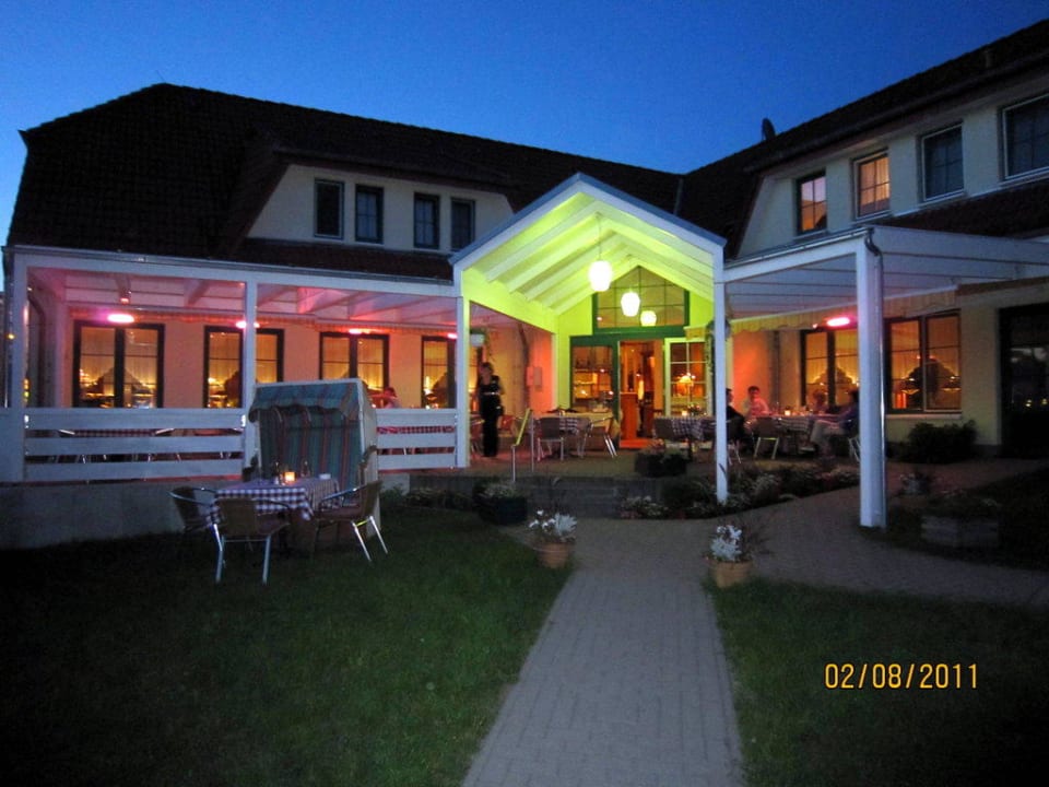 Gartenterrasse in der Abensdämmerung altGlowe Hotel Garni