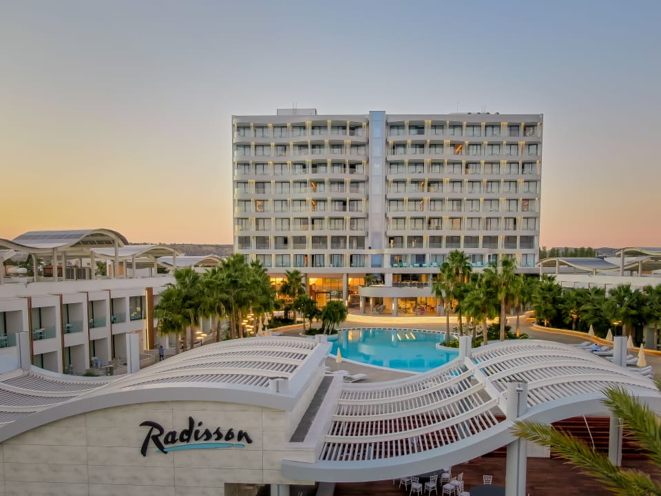 Außenansicht Radisson Beach Resort Larnaca