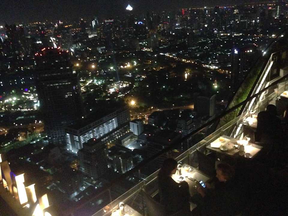 Ausblick nach unten von der Roof Top Bar / Rest. Hotel Banyan Tree Bangkok