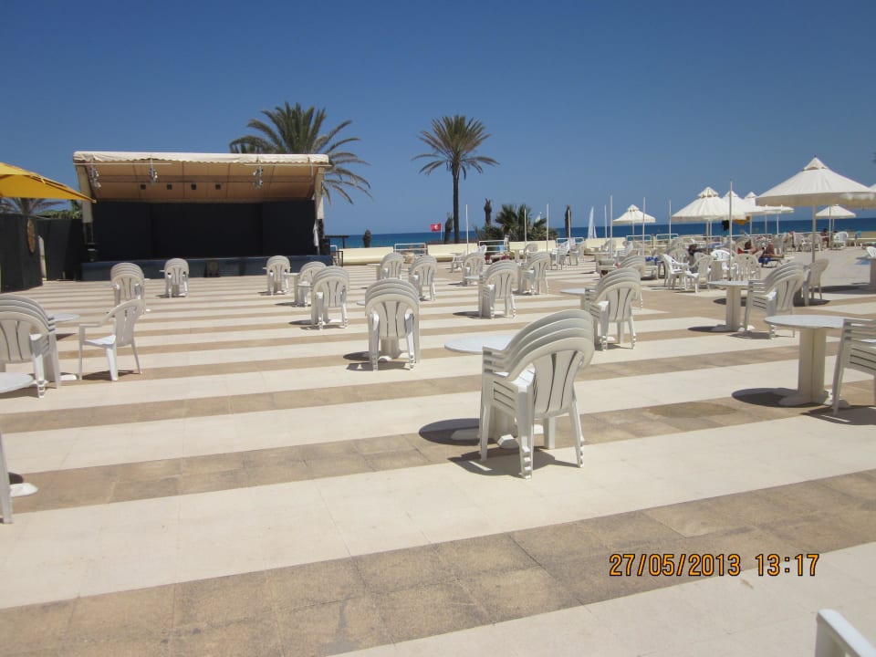 Sitzmöglichkeiten am Pool mit Blick zur Bühne Omar Khayam Resort & Aquapark