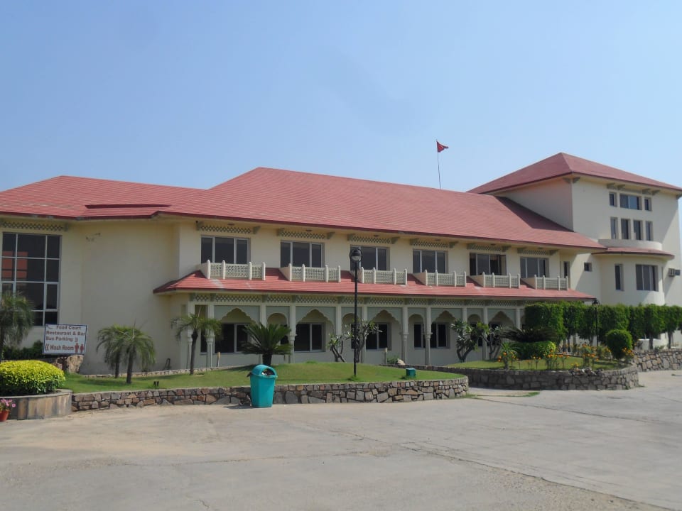 Haupthaus von der Strasse  Shiva Oasis Resort