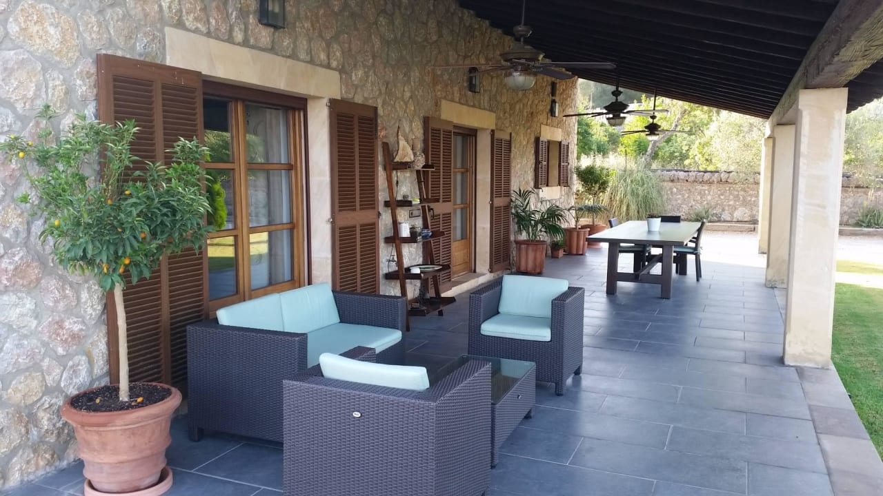 Seitliche Terrasse Finca Ses Oliveres