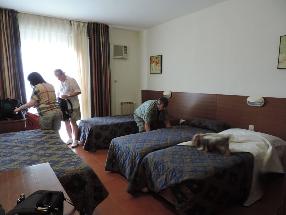 Upravuji postele v pokoji Hotel Corolle