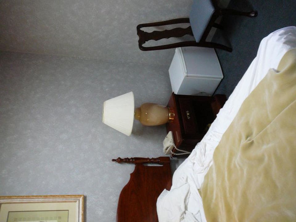 Bett mit Nachttisch und kleiner Kühlschrank HGU New York