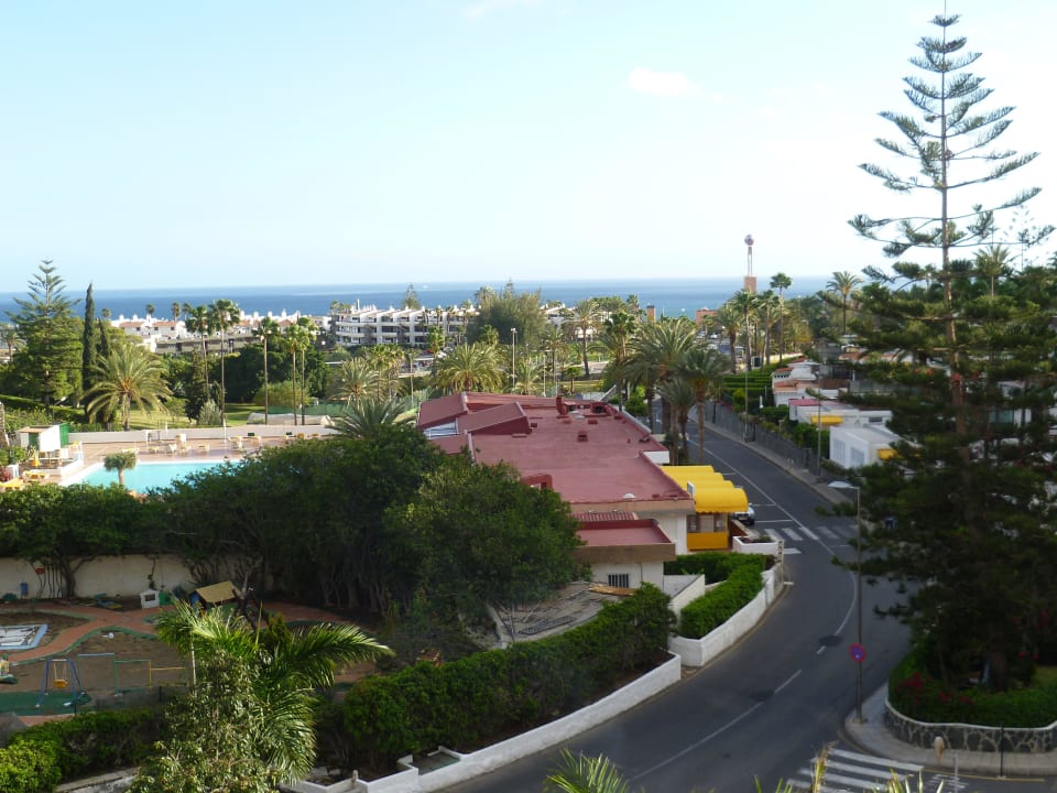 Blick von Zimmer 326/Einkaufszentrum im Hintergrun Gloria Palace San Agustin Thalasso & Hotel