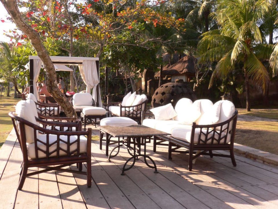Die Strandterrasse der Poolbar The Royal Beach Seminyak Bali - MGallery Collection