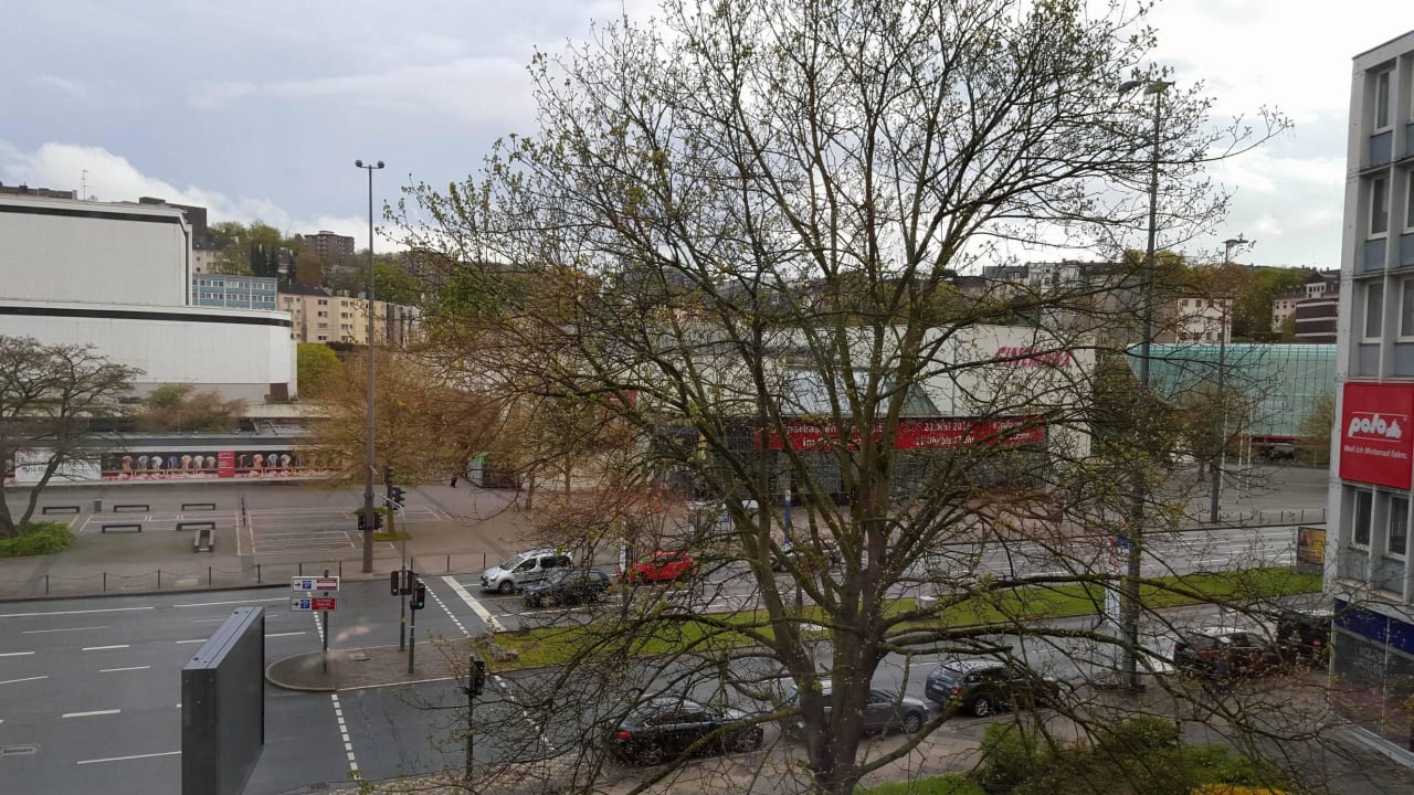 Blick vor dem Hotel- v. Fenster B&B HOTEL Wuppertal-City