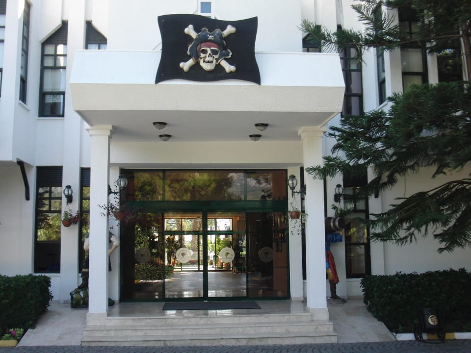Hoteleingang Pirate's Beach Club