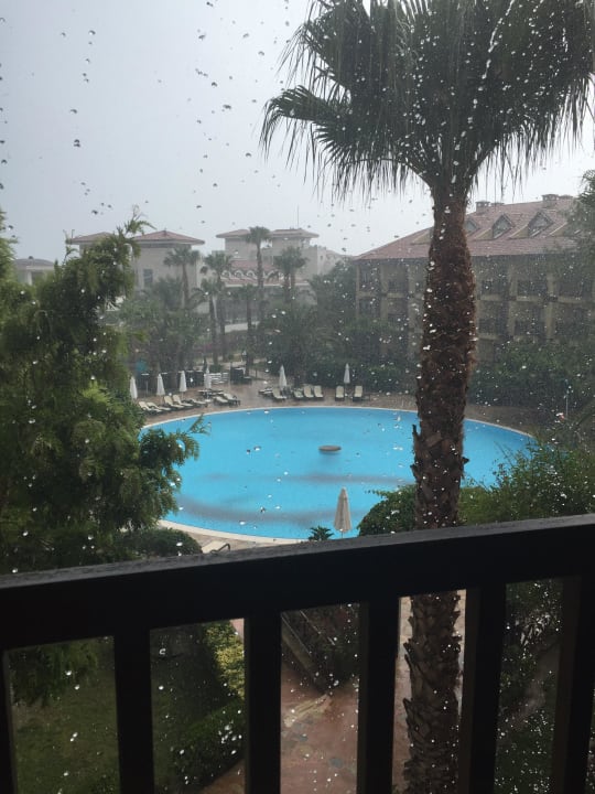 Ruhepool im Resort, heftiger Regen Alba Queen Hotel