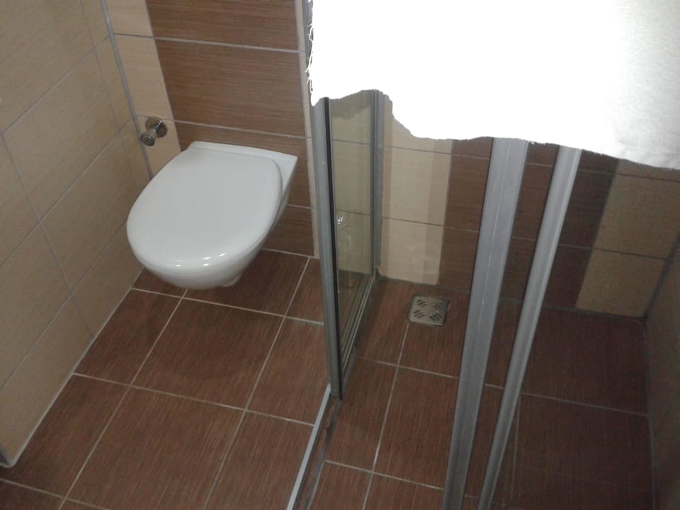 Toilette mit Dusche nebenbei Lonicera Resort & Spa Hotel