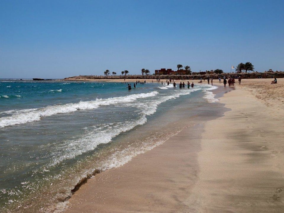 Rechte Strandseite Malikia Resort Abu Dabbab