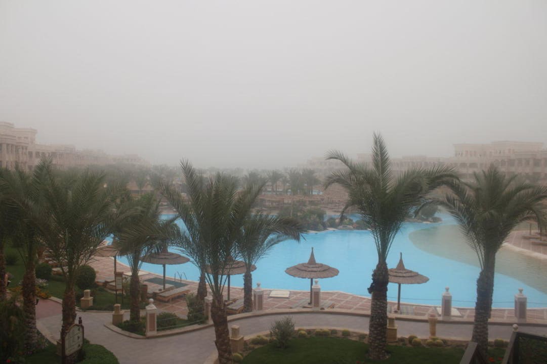 Poolanlage am Tag des Sandsturmes Pickalbatros Palace Resort