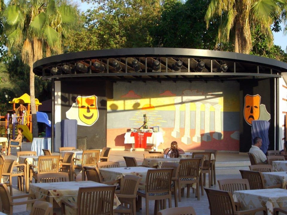 Neu erbaute Showbühne Hotel Sirma