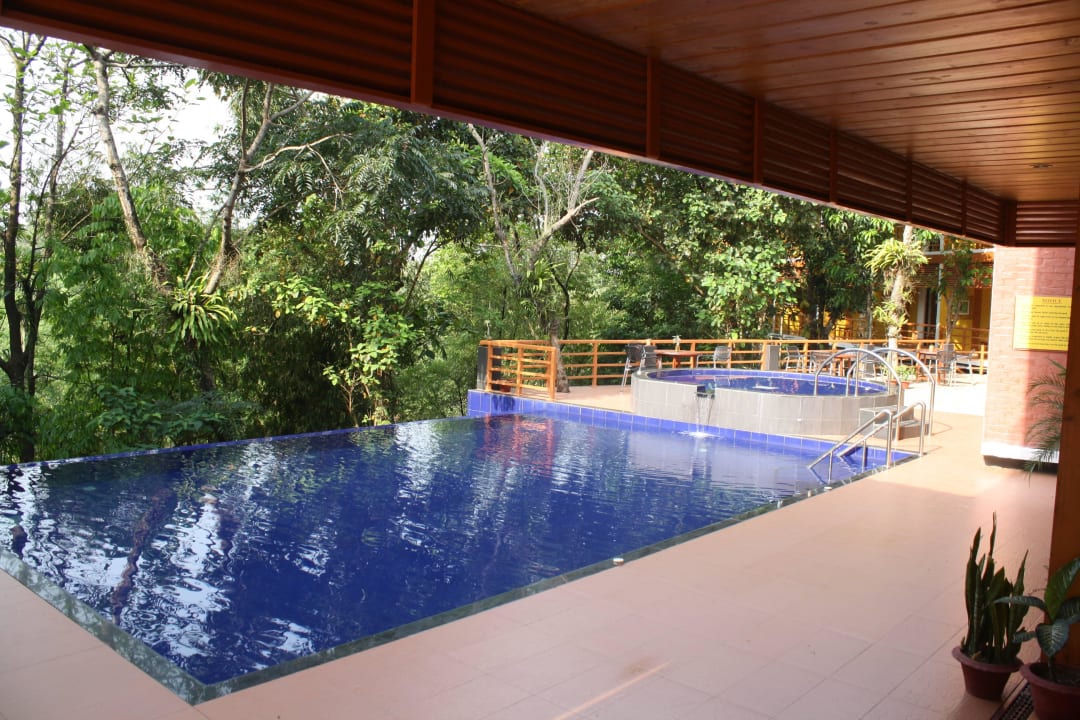 Schön integrierter Pool Nazimgar Wilderness