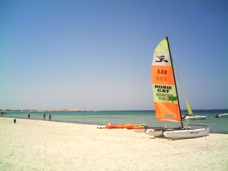 Katamaran und Kanu am Strand Hotel Sangho Club Zarzis